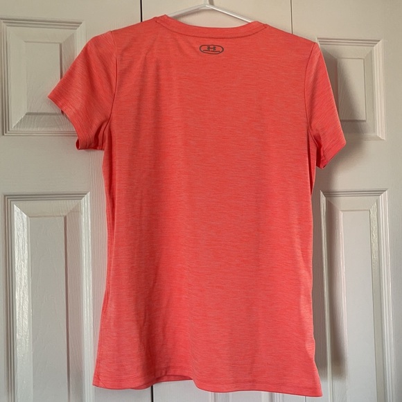 Under Armour loose heatgear t-shirt size M🥰🥰 - Picture 2 of 3